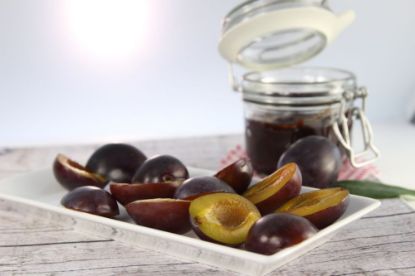 Bild von Pflaumen-Hälften mit der Beschreibung ohne Stein