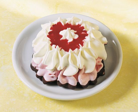 Bild von ROYAL ET ERDBEER mit der Beschreibung Kleines Törtchen aus Vanille und Erdbeereis mit Erdbeersauce