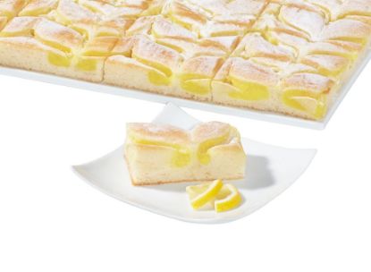 Bild von Zitronen-Schnitte Vegan mit der Beschreibung Erfrischende Zitronenschnitte mit feiner Zitronencreme auf lockerem Boden,bestäubt mit feinem Zucker