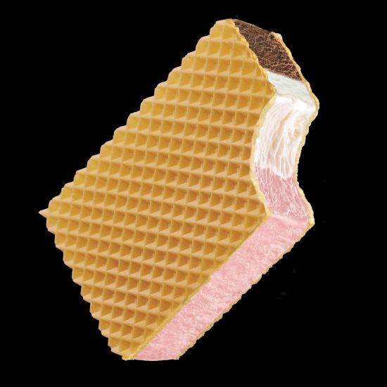 Bild von Riesenhappen mit der Beschreibung Erdbeer-, Schokolade- und Vanilleis zwischen zwei knusprigen Waffeln