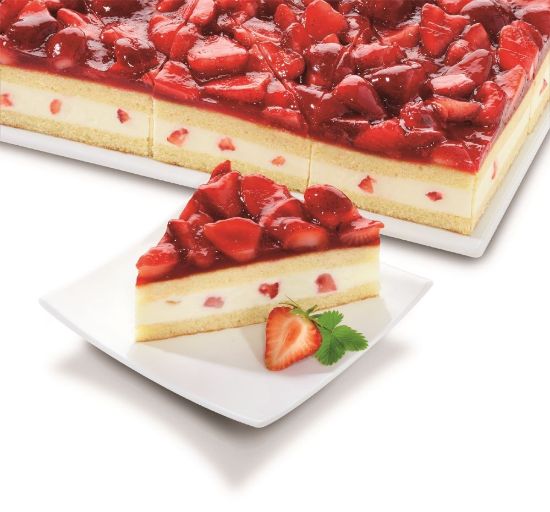 Bild von Erdbeer-Buttermilch-Dreieck mit der Beschreibung Lockere Erdbeer-Buttermilch-Sahne zwischen Rührteig, belegt mit frischen Erdbeeren und Tortenguss