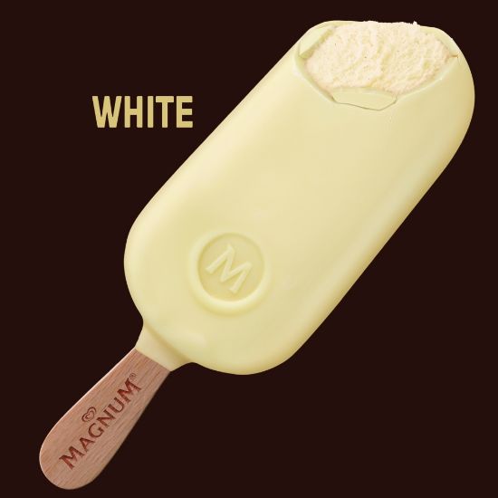Bild von Magnum Weiss mit der Beschreibung Cremiges Vanilleeis mit Vanille aus Madagaskar umhüllt von knackiger weißer Schokolade.