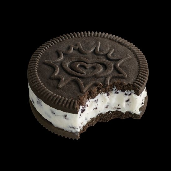 Bild von Cornetto Go Sandwich mit der Beschreibung Eiscreme mit Vanillegeschmack und Kakaokeksstückchen zwischen soften Kakaokeksen.