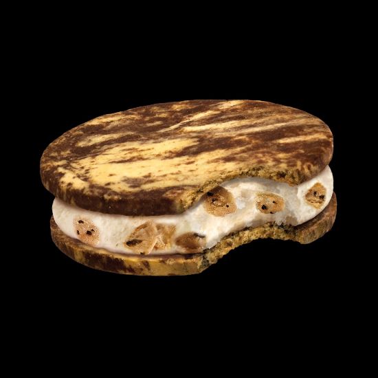 Bild von Cookie Dough Sandwich mit der Beschreibung Vanille Eiscreme mit Cookieteig-Stückchen zwieschen Kakao-Vanille-Cookie-Gebäck