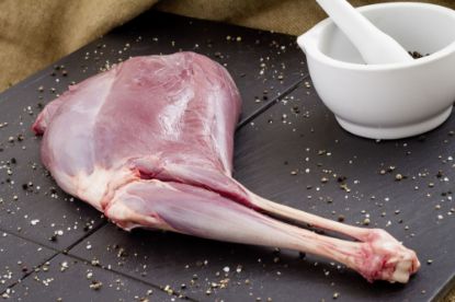 Bild von Rehkeulen mit Knochen mit der Beschreibung ca. 1,2+ kg/St.