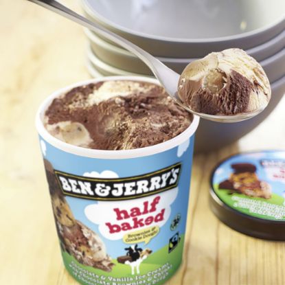 Bild von Half Baked mit der Beschreibung Schokoladen- und Vanille-Eiscreme mit Brownies, kakaohaltigen Bits und Plätzchenteig.