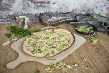 Bild von Flammkuchen Wildlachs Lauch mit der Beschreibung oval, ca. 29 x 36 cm