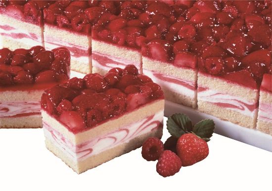 Bild von Erdbeer-Himbeer-Jogurt-Schnitt mit der Beschreibung Joghurt-Sahneschnitte mit Erdbeeren und Himbeeren auf Rührteig, fruchtig und frisch