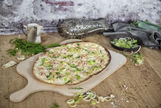 Bild von Flammkuchen Wildlachs Lauch mit der Beschreibung oval, ca. 29 x 36 cm