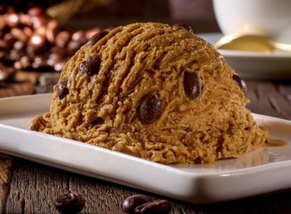 Bild von CD Kaffee mit der Beschreibung Kaffee-Eiscreme mit 8% Milchfett, Schokoladenstückchen mit Kaffeegeschmack und Arabica Kaffee.