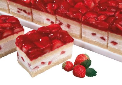 Bild von Erdbeer-Buttermilch- mit der Beschreibung Lockere Erdbeer-Buttermilch-Sahneschnitte mit frischen Erdbeeren und zartem Rührteig.